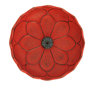 Draufsicht auf das rote Räuchergefäß Lotus in Blütenform