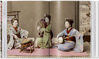 Doppelseite mit kolorierten Fotografien traditioneller japanischer Musikerinnen