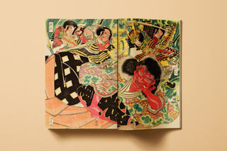 Aufgeschlagenes Kunstbuch mit Ukiyo-e Holzschnitt von Samurai und Kabuki Figuren