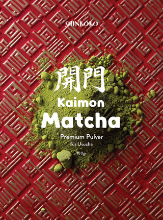 Etikett Matcha Kaimon mit einem Haufen Matcha-Pulver auf rotem Grund mit japanischem Muster