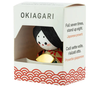 Okiagari-Figur einer japanischen Kaiserin in einer eleganten Geschenkbox mit der Aufschrift „OKIAGARI“ und dem japanischen Sprichwort „Fall seven times, stand up eight“.