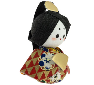 Seitliche Ansicht einer Okiagari-Figur als japanische Kaiserin in einem detailreichen, rot-goldenen Kimono mit floralen Ornamenten und goldenen Haaraccessoires.