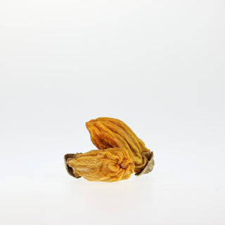 Getrocknete Kaki vor weißem Hintergrund, ganze Früchte