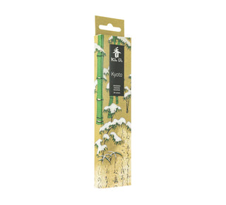 Koh-Do Kyoto Räucherstäbchen in gold-grüner Verpackung mit schneebedecktem Bambus, leicht schräg aufgenommen.