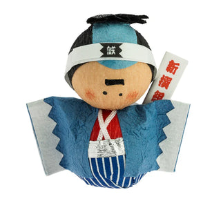 Handgefertigte Okiagari-Figur "Shinsengumi, der Krieger" in traditioneller blauer Samurai-Uniform mit weißem Stirnband und japanischer Schriftrolle.