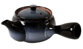Japanische Kyusu-Teekanne „Kiri“ aus Tokoname mit Seitengriff, Nebelglasur in Schwarz und Blau, seitliche Ansicht