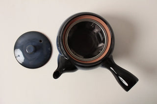 Geöffnete Kyusu „Kiri“ mit abgenommenem Deckel und integriertem Edelstahlsieb, Draufsicht