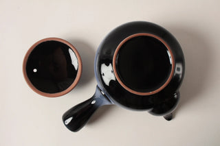 Bodenansicht der Kyusu „Kiri“ und Innenseite des Deckels mit schwarzer Glasur, Tokoname-Keramik