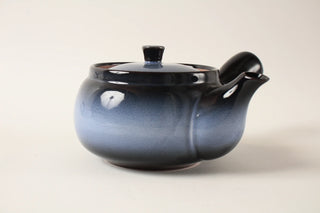 Kyusu „Kiri“ japanische Teekanne aus Tokoname mit Nebelglasur in Schwarz und Blau, seitlich fotografiert