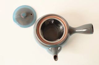 Kyusu Shinju geöffnet – Blick auf Deckel und Edelstahlsieb