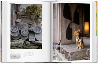 Detailaufnahme traditioneller Architektur mit Holz, Stein und ruhiger Atmosphäre