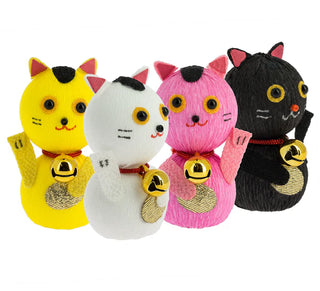 Vier Okiagari "Maneki Neko" in Gelb, Weiß, Pink und Schwarz – farbenfrohe Glücksbringer aus Japan mit goldenen Münzen.