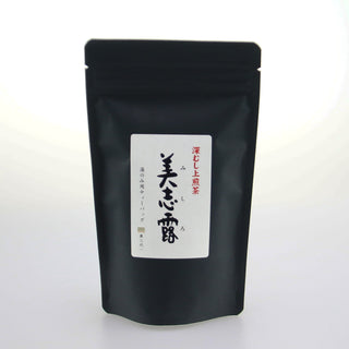 Eine schwarze Packung "Monde Mishiro Sencha" mit einem schlichten weißen Etikett und japanischen Schriftzeichen in den Farben Schwarz und Rot steht vor einem strahlend weißen Hintergrund.