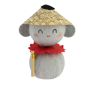 Handgefertigte Okiagari-Puppe „Jizō“ mit Strohhut, rotem Lätzchen und freundlichem Gesicht, frontal fotografiert.