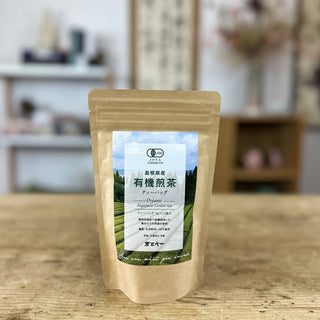 Eine Packung Bio-Sencha Takabarako steht auf einem antiken Tisch aus hellem Holz