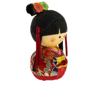 Seitliche Ansicht der Okiagari-Figur einer japanischen Prinzessin in einem kunstvoll verzierten roten Kimono und eleganter Haartracht mit roten Bändern und Blumenornament.