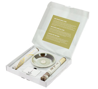 Geöffnetes Räucherset „Duftende Pause“ mit zwei Räucherstäbchenrollen, Keramikhalter und Streichhölzern.