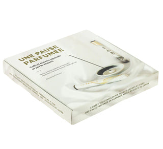 Flache Geschenkbox „Duftende Pause“ mit japanischem Räucherset und Keramikhalter, von schräg oben fotografiert.