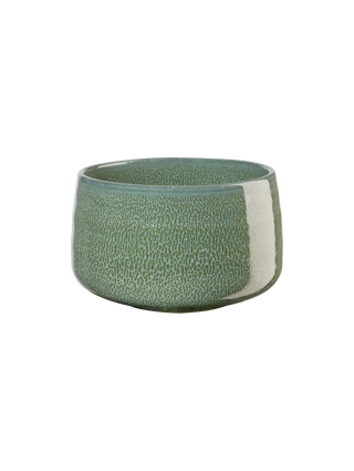 Handgefertigte grüne Matcha Schale Chawan „Kaeru“ aus Steinzeug mit glänzender Glasur und strukturierter Oberfläche, geeignet für japanische Teezeremonie