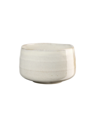 Handgefertigte weiße Matcha Schale Chawan „Kiyoi“ aus Steinzeug mit glänzender Glasur, minimalistische Form, geeignet für japanische Teezeremonie