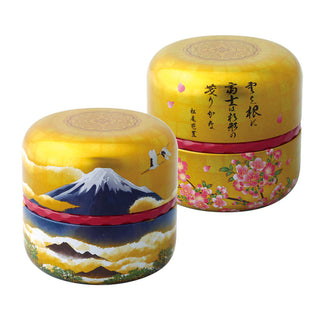 Teedose Fuji Kogane in zwei Ansichten mit Fuji-Motiv, Kranichen, Kalligrafie und rosa Blüten
