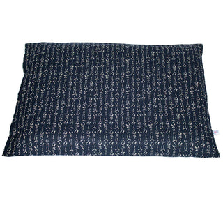 Zabuton „Hiragana blau“ – rechteckige Meditationsmatte mit japanischer Hiragana-Kalligraphie auf dunkelblauem Stoff.
