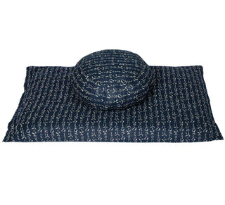 Zabuton „Hiragana blau“ mit passendem Zafu-Meditationskissen, beide mit Hiragana-Kalligraphie-Muster auf dunkelblauem Stoff.
