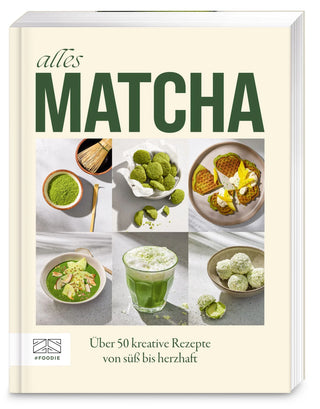 Buchcover von Alles Matcha mit grüner Typografie und sechs Food-Fotografien rund um Matcha: Matcha-Pulver, Gebäck, Waffeln, herzhafte Gerichte, Matcha-Latte und Süßigkeiten – kreatives Koch- und Backbuch mit über 50 Rezepten