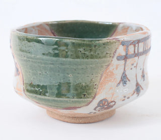 Chawan Hanamon Seitenansicht mit grüner und cremeweißer Glasur