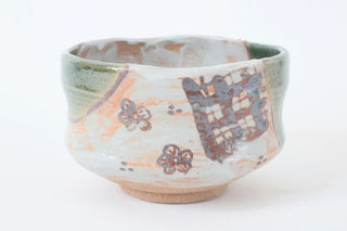 Chawan Hanamon Seitenansicht mit stilisiertem Blumenmuster