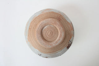 Chawan Hanamon Unterseite mit unglasiertem Fuß und Spiralstruktur
