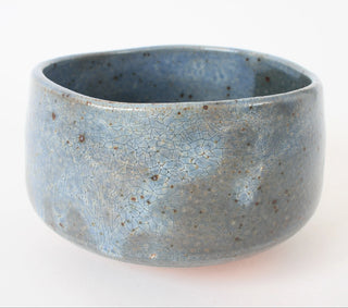Handgefertigte Matcha-Schale Kasumi mit nebelblauer Craquelé-Glasur und feinen braunen Sprenkeln.