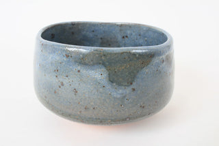 Chawan Kasumi mit blaugrauer Glasur, dunklerem Glasurverlauf am Rand und leicht unregelmäßiger Form.