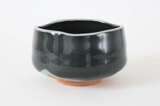 Matchaschale Kokuyo Seitenansicht mit dunkler, ruhiger Oberfläche