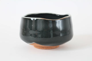 Japanische Matchaschale Kokuyo mit leicht unregelmäßigem Rand