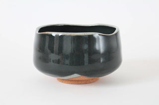 Detailansicht der dunklen Glasur der Chawan Kokuyo