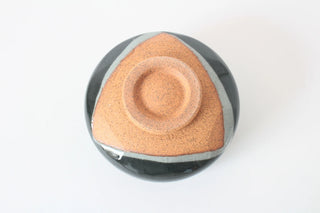 Unterseite der Chawan Kokuyo mit unglasiertem Boden aus Mino-Keramik