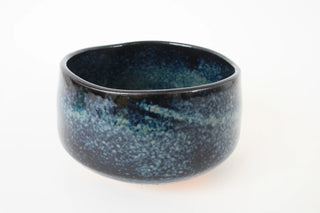 Chawan Kuroshio mit dunkelblauer und schwarzer Glasur sowie hellen wolkigen Akzenten auf der Außenseite.