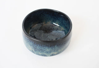 Innenansicht der Matchaschale Kuroshio mit dunkler glänzender Glasur, blauen Nuancen und hellen Spiegelungen.