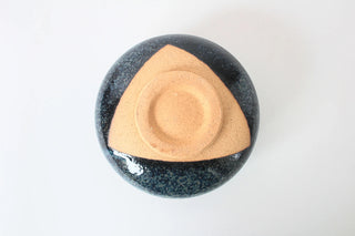 Unterseite der handgefertigten Chawan Kuroshio mit sichtbarem Tonfuß und dunkler blau-schwarzer Glasur.