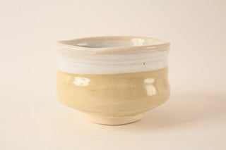 Matchaschale Shirasuna Seitenansicht mit heller Glasur