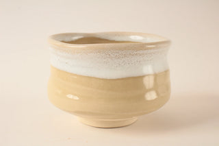 Detailansicht der hellen Glasur der Chawan Shirasuna