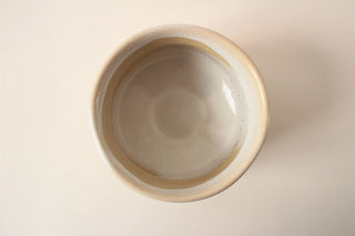 Draufsicht auf die Chawan Shirasuna mit sanfter Farbgebung