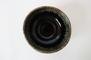 Draufsicht auf die Chawan Shizuku während der Matchazubereitung