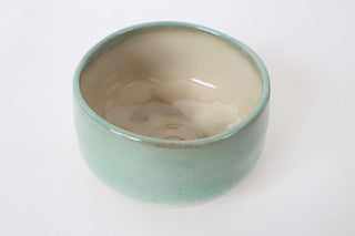 Innenansicht der Chawan Sudachi mit heller cremefarbener Glasur und zart blaugrünem Rand.