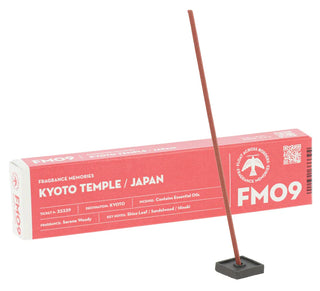 Japanische Räucherstäbchen Tempel in Kyoto mit Verpackung und minimalistischem Räucherstäbchenhalter