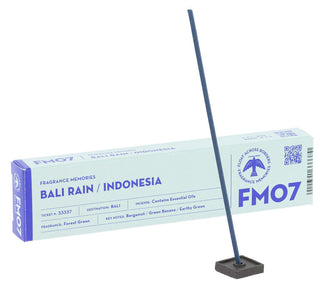 Räucherstäbchen Sommerregen auf Bali von Fragrance Memories mit Verpackung und Halter freigestellt