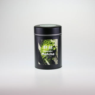 Matcha Gunroku 100g in einer schwarzen Dose vor weißem Hintergrund