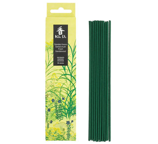 Koh-Do Räucherstäbchen Sandelholz & Kiefer – Verpackung mit gelb-grünem Design und grünen Räucherstäbchen