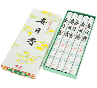 5 Rollen mit grünen Räucherstäbchen in weißer Papiermanschette mit japanischen Schriftzeichen, Ansicht seitlich